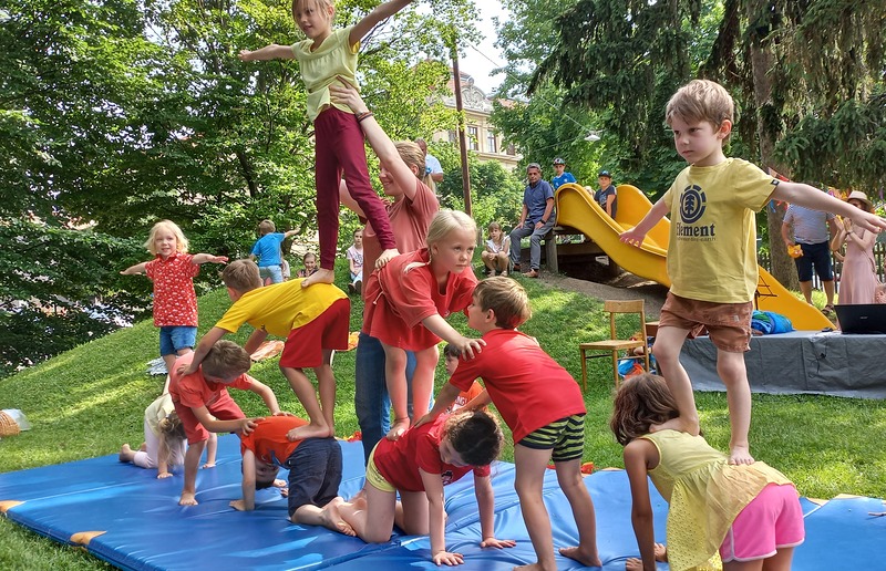 Unser Elementefest / Pfarrkindergarten Graz-Graben Die Feuerkinder bei ihrer spektakulären Vorführung.
