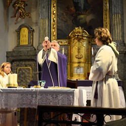 Pfarrer Claudiu Budău und das heutige liturgische Team