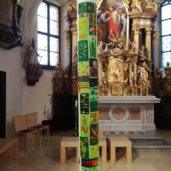 Foto: Christine Ornig Osterkerze 2021 - gestaltet von Ursi Schrei, zusammen mit Kindern und Erwachsenen