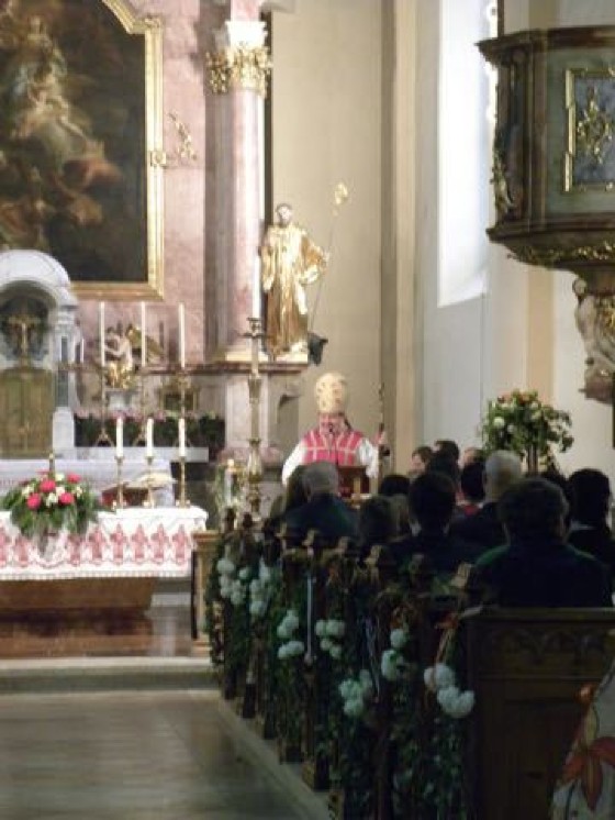 Firmung in St. Gallen / P. Ulrich Diel OSB Abt Bruno spendet unseren Jugendlichen das Sakrament der Firmung