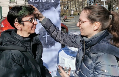 Pastoralreferentin Andrea Scheikl spendet das Aschenkreuz am Kaiser-Josef-Platz