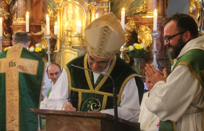 Bischof Wilhelm unterschreibt den Pastoralplan / Janik Bräuer Seelsorgeraum Stiftische Pfarren Eisenwurzen